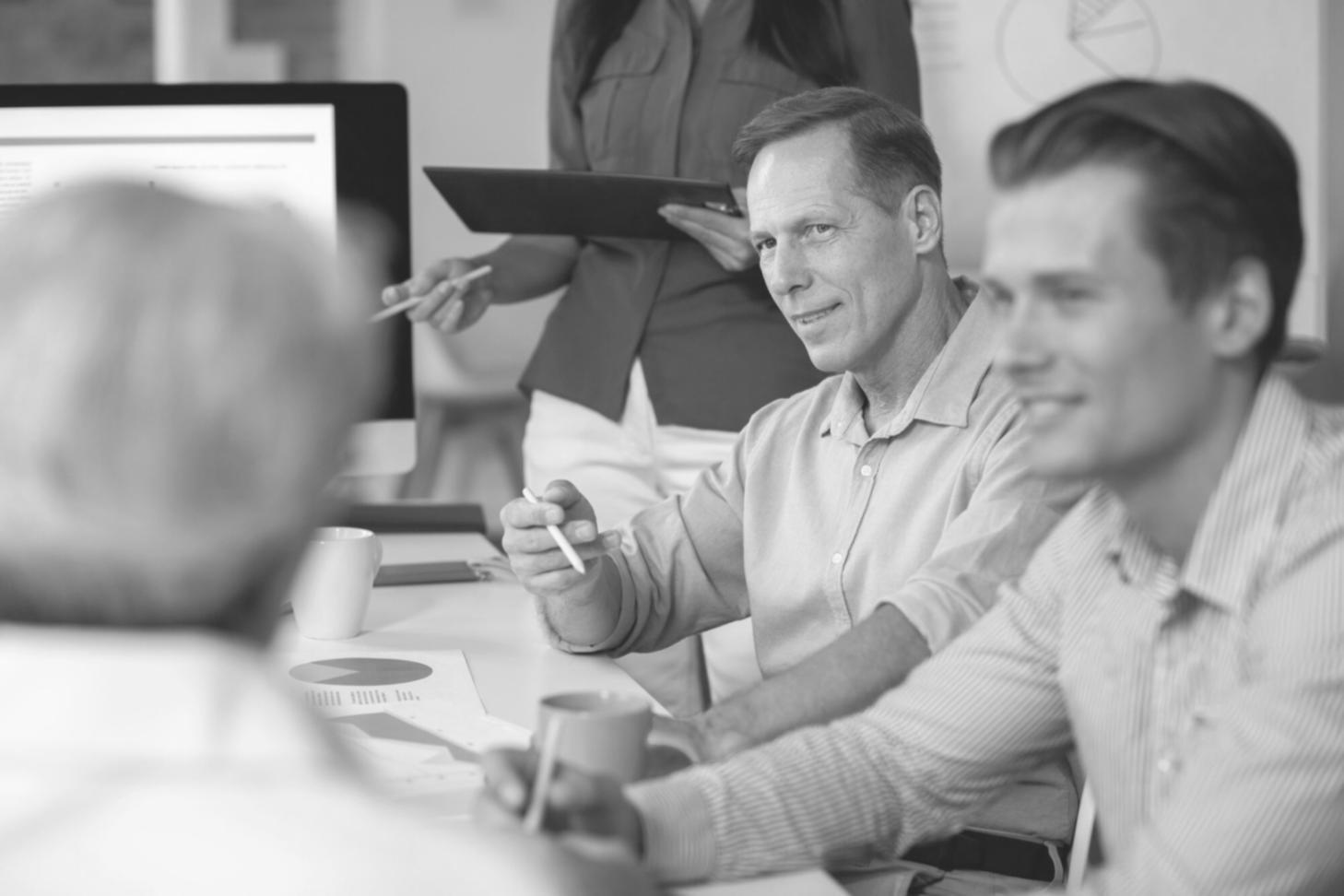 Bureau moderne avec ordinateur affichant des graphiques financiers