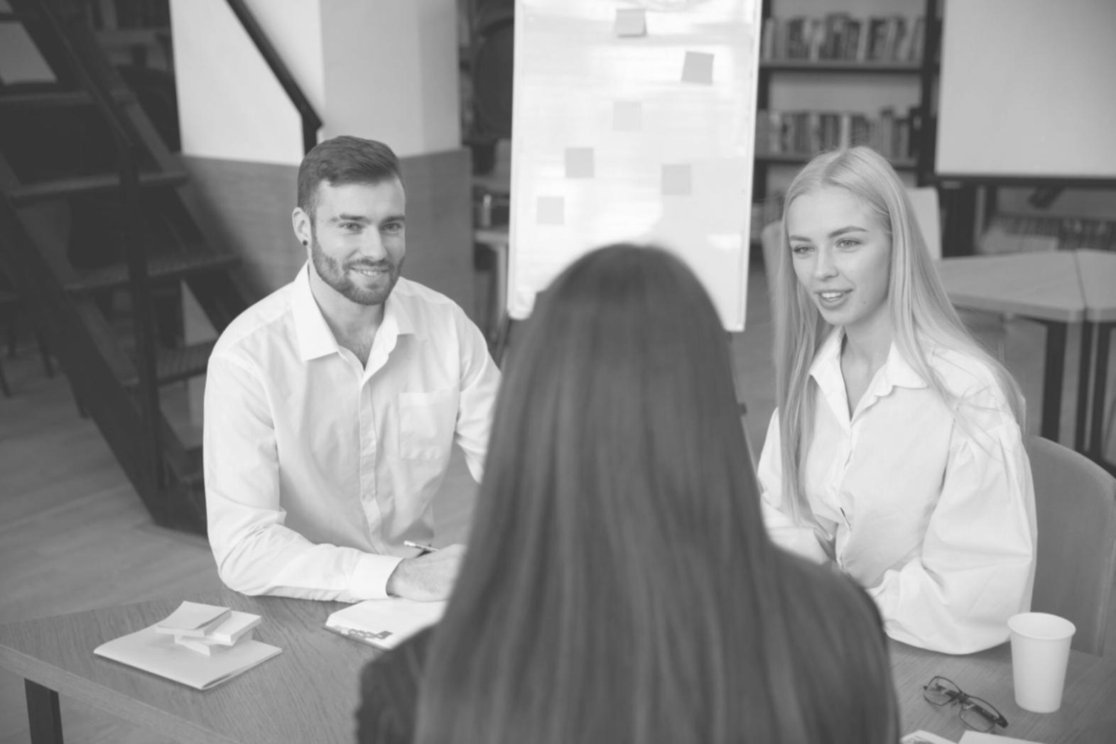 Personne utilisant un calculateur financier sur tablette